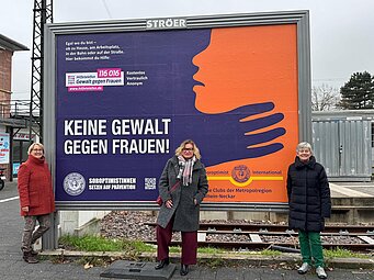 Das Plakat zeigt eine stilisierte Hand, die sich im Würgegriff um den Hals einer Frau legt. Die Geste ist eindeutig und schmerzhaft realistisch: Hier erlebt eine Frau Gewalt. Auf dem Plakat steht die Telefonnummer des Hilfetelefons Gewalt gegen Frauen (116 016). Hier erhalten betroffene Frauen sowie deren Angehörige rund um die Uhr, anonym, kostenlos und in 18 Sprachen Unterstützung.